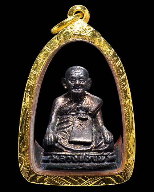 รูปหล่อก้นอุดผง หลวงปู่หงส์ วัดเพชรบุรี จ.สุรินทร์ ตอกโค้ด สภาพสวยมาก+เลี่ยมทองครับ