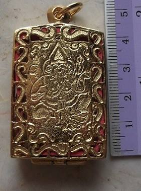 ตลับเงินลายฉลุ  ชุบทองแท้ ใส่พระสมเด็จ   เคาะเดียว 