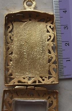 ตลับเงินลายฉลุ  ชุบทองแท้ ใส่พระสมเด็จ   เคาะเดียว 