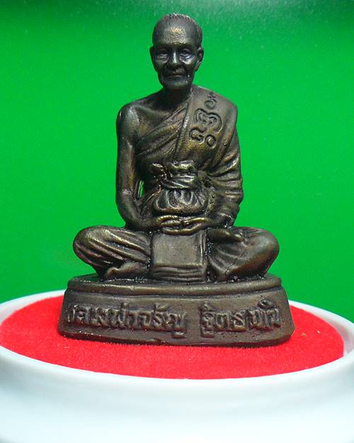 รูปเหมือนขนาดบูชาหน้ารถ ขน้าหน้าตัก1.5นิ้ว ฉลองอายุ80ปี หลวง พ่อจรัญ พร้อมครอบแก้วเดิมๆครับ