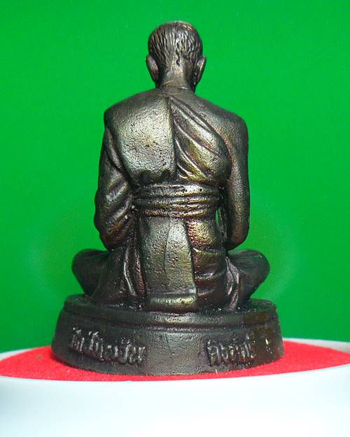 รูปเหมือนขนาดบูชาหน้ารถ ขน้าหน้าตัก1.5นิ้ว ฉลองอายุ80ปี หลวง พ่อจรัญ พร้อมครอบแก้วเดิมๆครับ