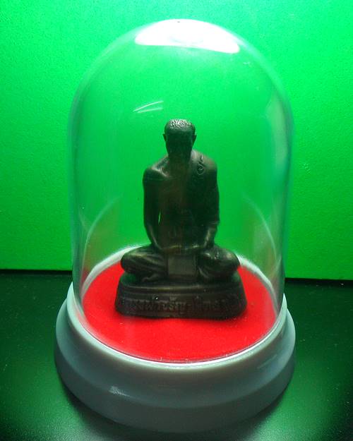 รูปเหมือนขนาดบูชาหน้ารถ ขน้าหน้าตัก1.5นิ้ว ฉลองอายุ80ปี หลวง พ่อจรัญ พร้อมครอบแก้วเดิมๆครับ