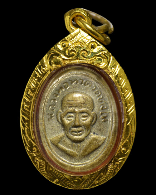 เหรียญเม็ดแตง2508 หลวงพ่อทวด วัดช้างให้ จ.ปัตตานี+เลี่ยมทอง+บัตรรับรองครับ