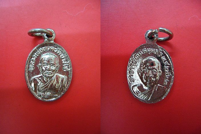 หลวงปู่ทวด พิมพ์เม็ดแตง ปี22 วัดช้างให้ เนื้อโลหะชุบนิเกิล