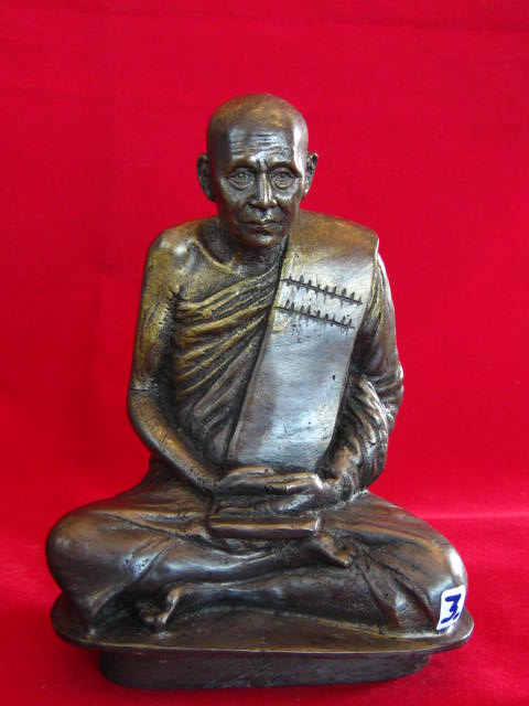 พระบูชา หลวงปู่เสาร์ 5 นิ้ว ณ.วัดเรียบ อุบลราชธานี ฐานถอดได้ ครับ