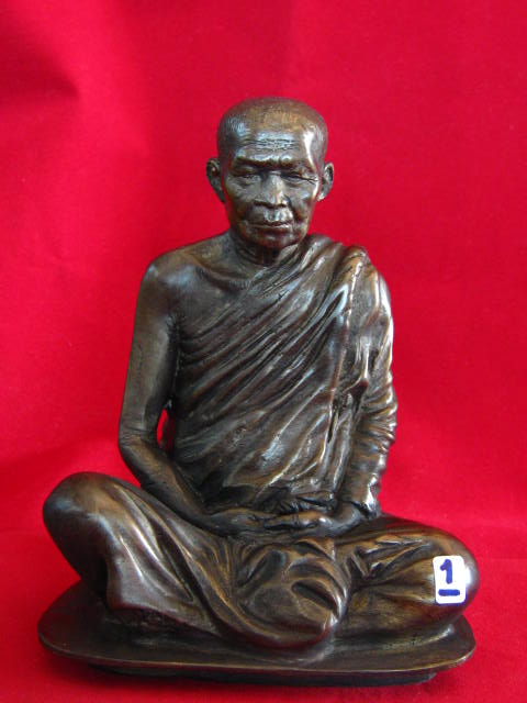  หลวงตามหาบัว พระบูชา 5 นิ้ว รุ่นทีระลึกฉลองเจดีย์น้ำหนาว ฐา น ถอดได้ ปี 53