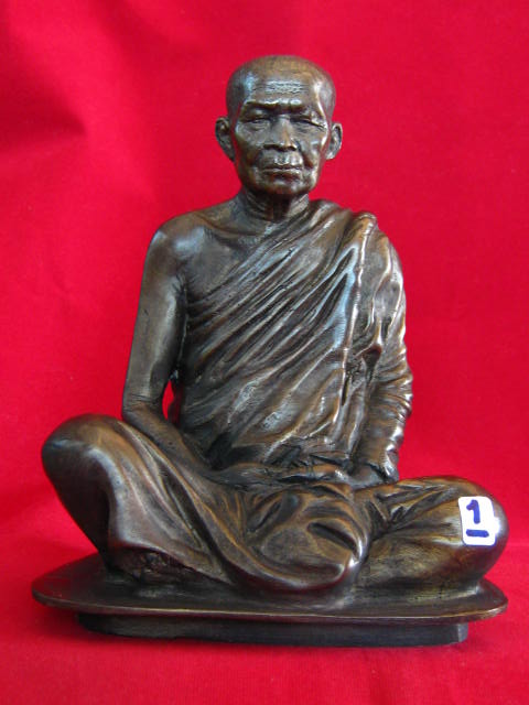  หลวงตามหาบัว พระบูชา 5 นิ้ว รุ่นทีระลึกฉลองเจดีย์น้ำหนาว ฐา น ถอดได้ ปี 53