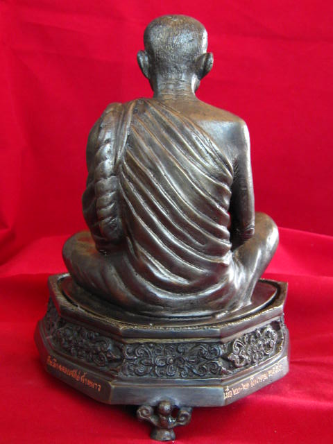  หลวงตามหาบัว พระบูชา 5 นิ้ว รุ่นทีระลึกฉลองเจดีย์น้ำหนาว ฐา น ถอดได้ ปี 53