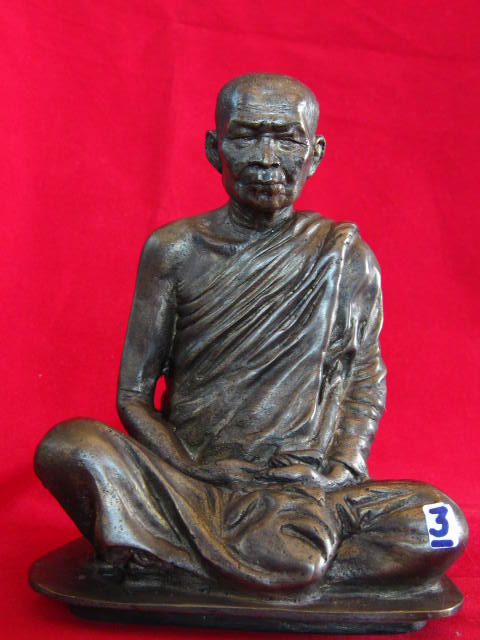  หลวงตามหาบัว พระบูชา 5 นิ้ว รุ่นทีระลึกฉลองเจดีย์น้ำหนาว ฐา น ถอดได้ ปี 53