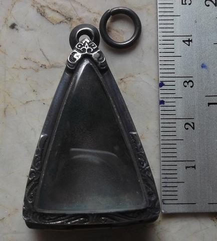 ตลับเงินเก่า  ขัดเงา  ปิดหลัง  ใส่พระนางพญาเนื้อดิน พิมพ์ใหญ่ เคาะเดียว 