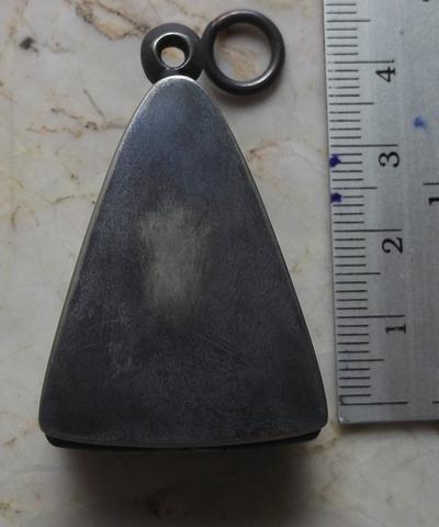 ตลับเงินเก่า  ขัดเงา  ปิดหลัง  ใส่พระนางพญาเนื้อดิน พิมพ์ใหญ่ เคาะเดียว 