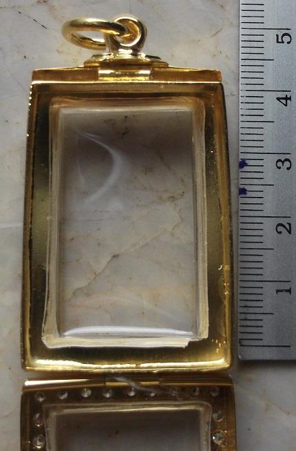 ตลับเงินขัดเงา ล้อมเพชร  มีเข็ม  ชุบทองแท้ ใส่พระสมเด็จ  เคาะเดียว 