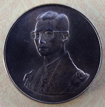 เหรียญเดินการกุศลเทอดพระเกียรติ ในหลวงหลัง ภปร....พ.ศ. 2527 เนื้อนิเกิล...กองทัพบกจัดสร้าง #1