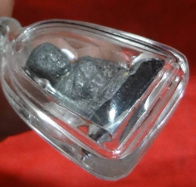  รูปหล่อหลวงพ่อไปล่หล่อไม่เต็มองค์ไม่ทราบรุ่นตามภาพครับ