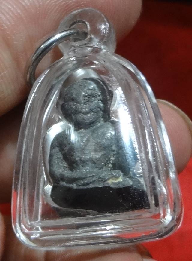  รูปหล่อหลวงพ่อไปล่หล่อไม่เต็มองค์ไม่ทราบรุ่นตามภาพครับ