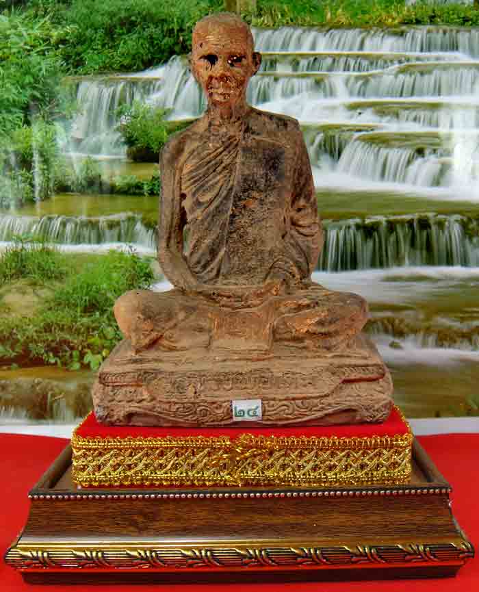 พระบูชาหลวงพ่อเดิม วัดหนองโพ เนื้อศิลาแลงหล่อ ขนาดหน้าตัก ๔.๕ นิ้ว ฐานพระกว้าง ๔ x ๕ นิ้ว ความสูง ๘ 