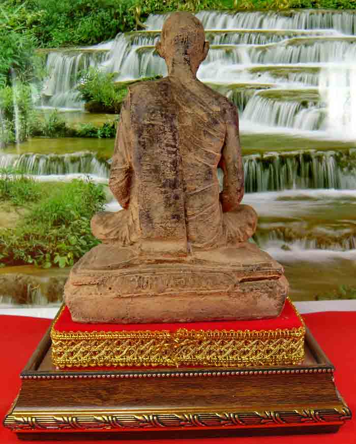 พระบูชาหลวงพ่อเดิม วัดหนองโพ เนื้อศิลาแลงหล่อ ขนาดหน้าตัก ๔.๕ นิ้ว ฐานพระกว้าง ๔ x ๕ นิ้ว ความสูง ๘ 