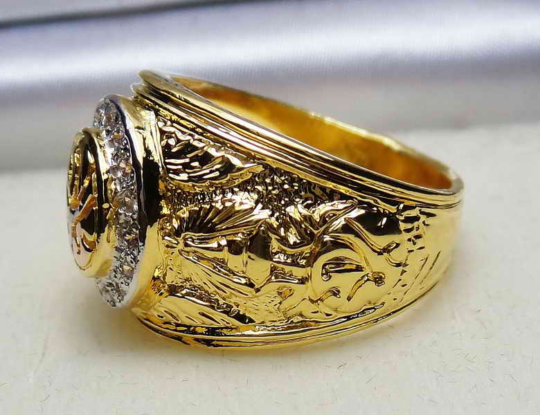 แหวนมหามงคล ภปร. เราเทิดทูนองค์เหนือหัว