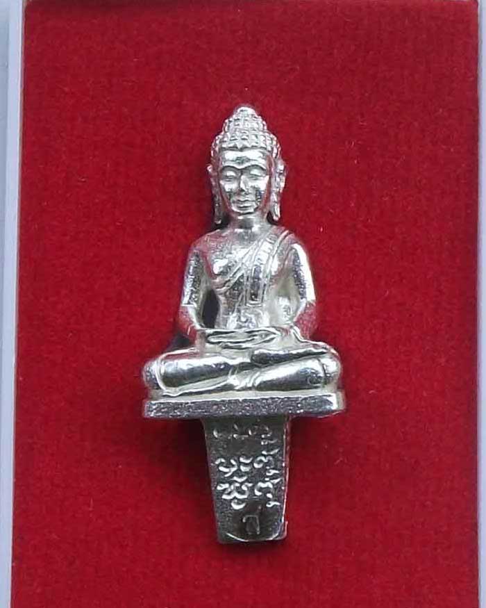 พระยอดธงรุ่นแรก เนื้อเงิน หลวงปู่แสง  ญาณวโร 