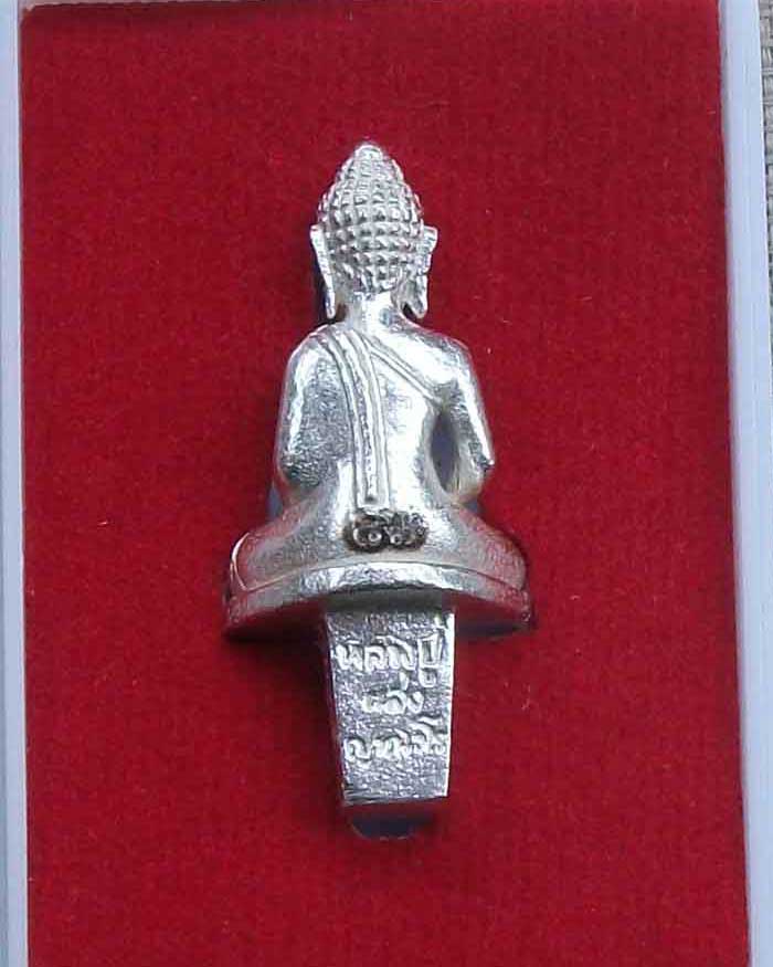 พระยอดธงรุ่นแรก เนื้อเงิน หลวงปู่แสง  ญาณวโร 