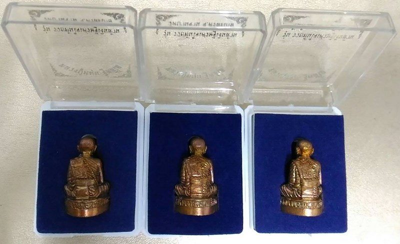 รูปหล่อองค์ลอย หลวงปู่หมุน ฐิตสีโล รุ่น รวยทันใจ(รุ่น 2)เศรษฐีเงินล้าน ออกวัดบ้านจาน จำนวน 3 องค์