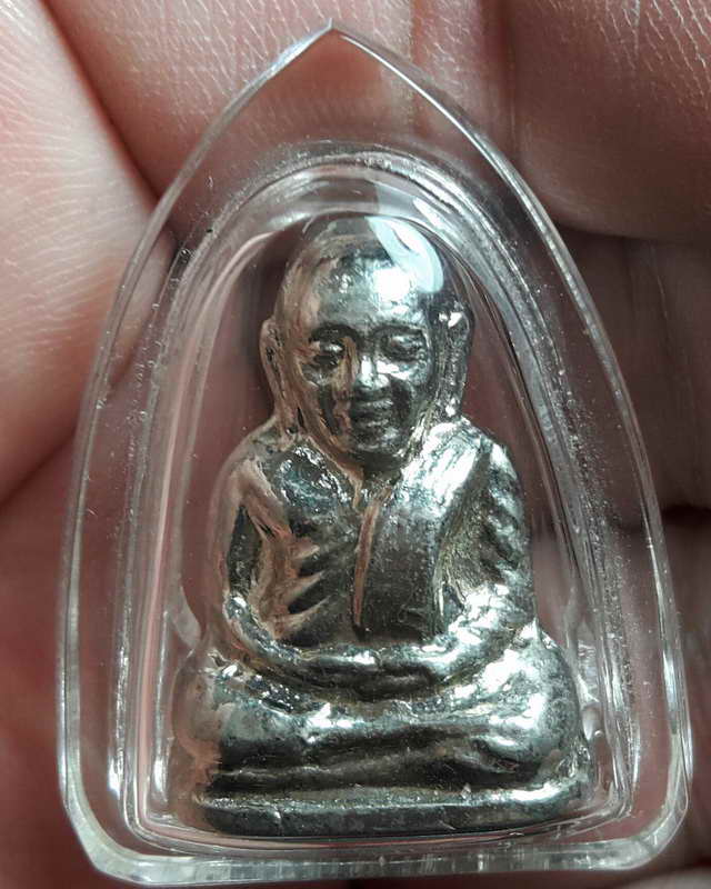 พระรูปเหมือนปั๊ม หลวงพ่อเงิน บางคลาน ปี 15 ออกวัดวังจิกพิมพ์มือมีจุด