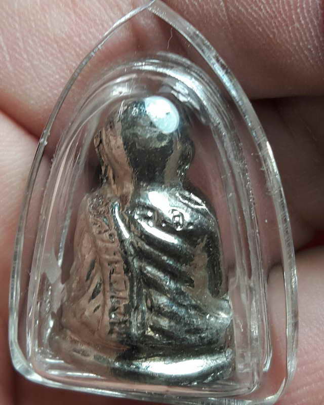 พระรูปเหมือนปั๊ม หลวงพ่อเงิน บางคลาน ปี 15 ออกวัดวังจิกพิมพ์มือมีจุด