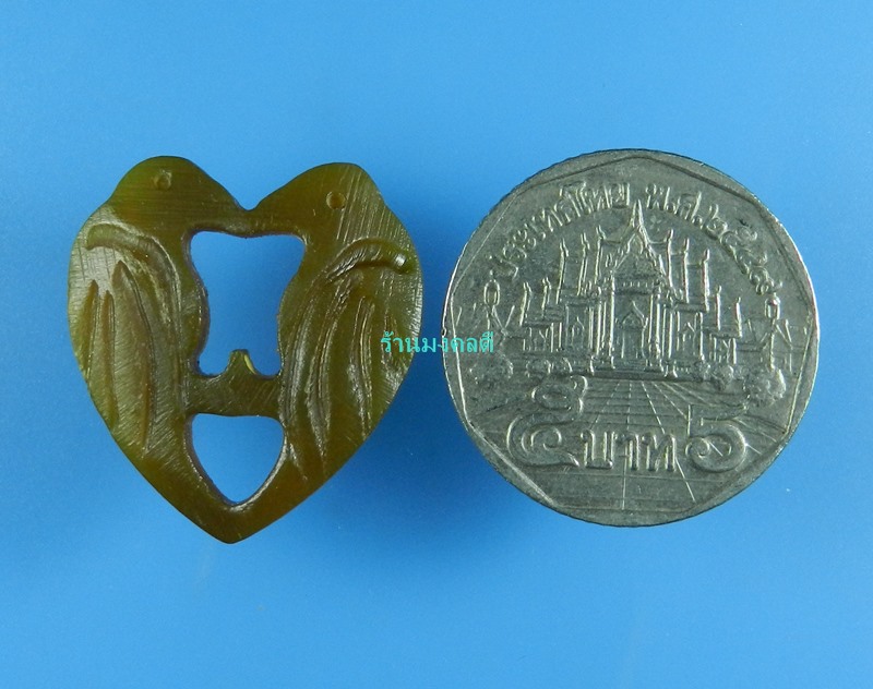 นกสาริกาคู่ แกะจากเขาควายสีน้ำผึ้ง หลวงพ่อสิน วัดละหารใหญ่ จ.ระยอง (สภาพสวยมาก) S_13