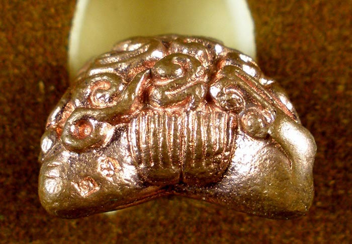 พระปิดตาอุตตโม หลวงพ่อสิน ภัททาจาโร วัดละหารใหญ่ เนื้อทองแดงผิวไฟฝังอัญมณี หมายเลข ๒๓ 