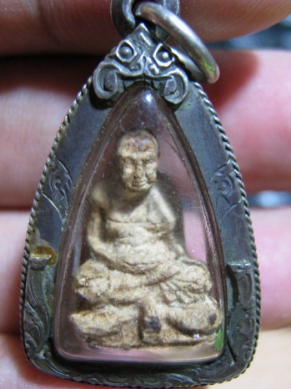 พระท่านเจ้าคุณนรฯ พิมพ์หลวงพ่อทวด ปี13 เนื้อผง วัดเทพศิรินทร์ กรุงเทพฯ มีเลี่ยมเงินพร้อมห้อย