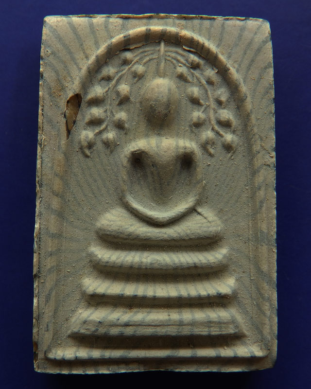 2.สมเด็จหลวงพ่อแพ วัดพิกุลทอง พิมพ์ปรกโพธิ์ (เยือนอินเดีย) สายรุ้ง พ.ศ. 2514 ฝังตะกรุด 3 กษัตริย์