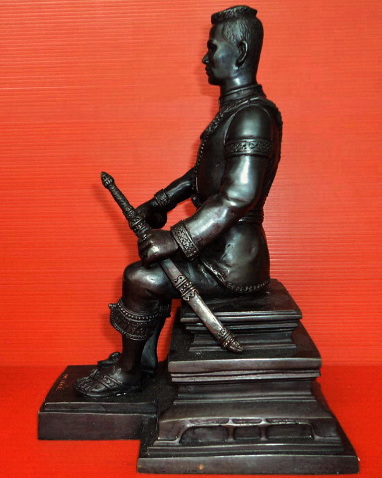 รูปหล่อบูชาสมเด็จพระนเรศวรมหาราช ประทับนั่งหลั่งทักษิโณทก สวยมากค่ะ