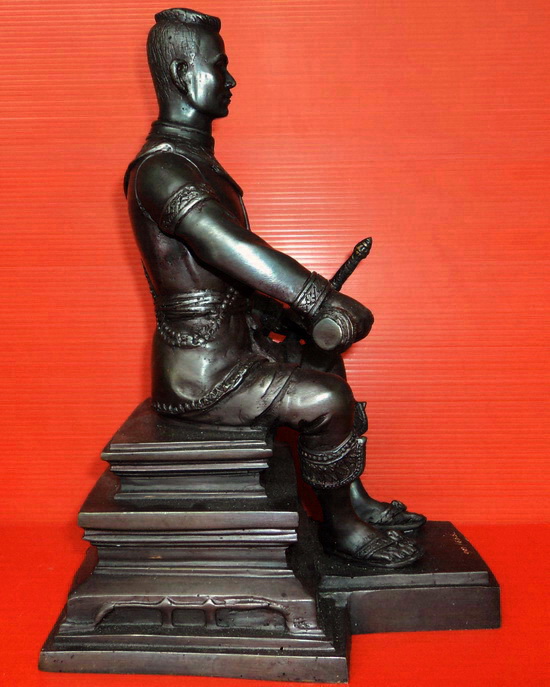 รูปหล่อบูชาสมเด็จพระนเรศวรมหาราช ประทับนั่งหลั่งทักษิโณทก สวยมากค่ะ