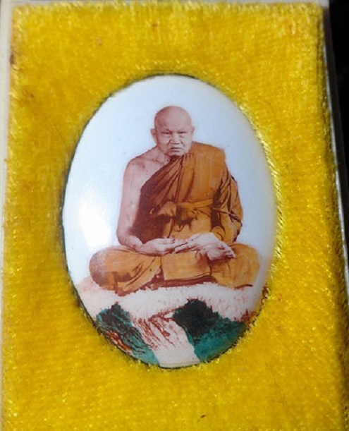 ล็อกเก็ตไข่ฉากขาว หลังผงว่านชานหมาก+เกศา หลวงปู่ทิม วัดพระขาว ตอกโค๊ตที่ตะกรุดเงิน...เคาะเดียวแดง...