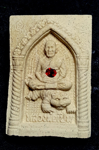 พระผงหลวงพ่อเปิ่นขี่เสือ ฝังพลอย 