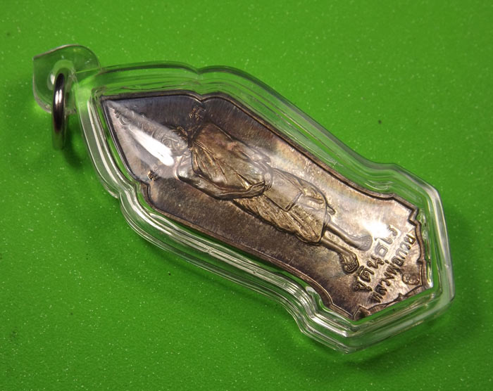 เหรียญยืนปี46หลวงพ่อกวยเนื้อเงิน