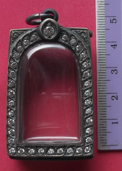 ตลับเงินขัดเงา  ล้อมเพชร มีเข็ม  ใส่พระสมเด็จ  เคาะเดียว 