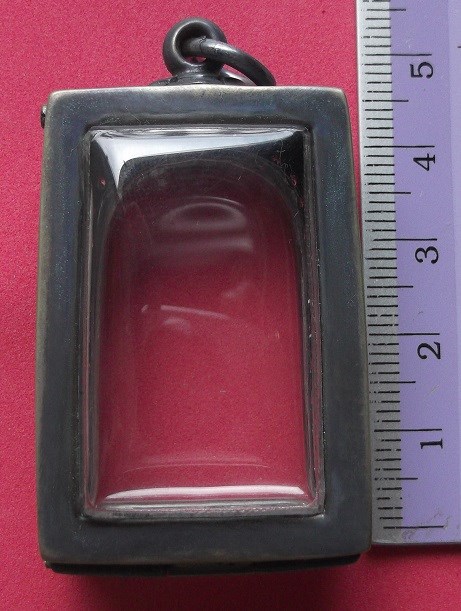 ตลับเงินขัดเงา  ล้อมเพชร มีเข็ม  ใส่พระสมเด็จ  เคาะเดียว 