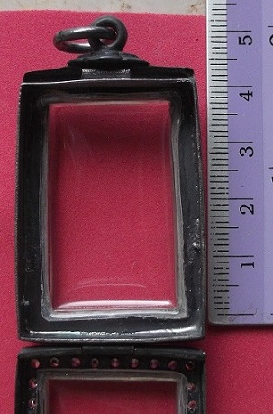 ตลับเงินขัดเงา  ล้อมเพชร มีเข็ม  ใส่พระสมเด็จ  เคาะเดียว 