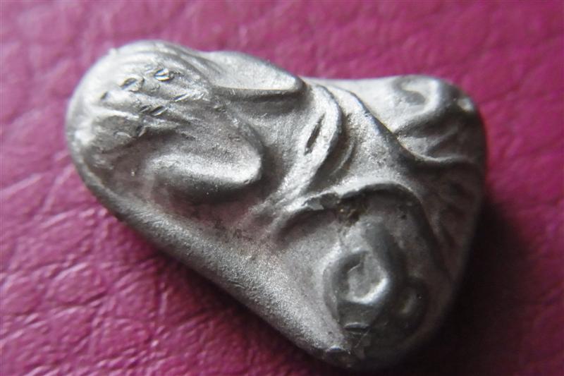 พระปิดตาเจ้าคุณผล วัดหนัง บางขุนเทียน พิมพ์นะหัวเข่า เนื้อตะกั่ว..