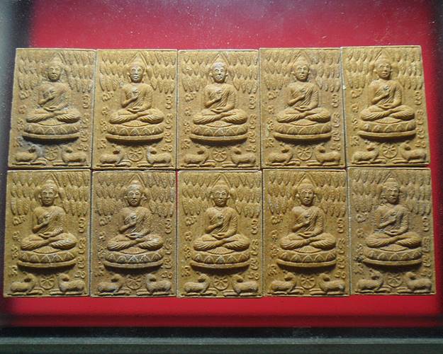 กวางเล็กเนื้อผงไม่เคลือบ หลวงพ่อจรัญ วัดอัมพวัน สิงห์บุรี รุ่นบรรจุพระเจดีย์วัดบางพานชุด10องค์ชุดที1