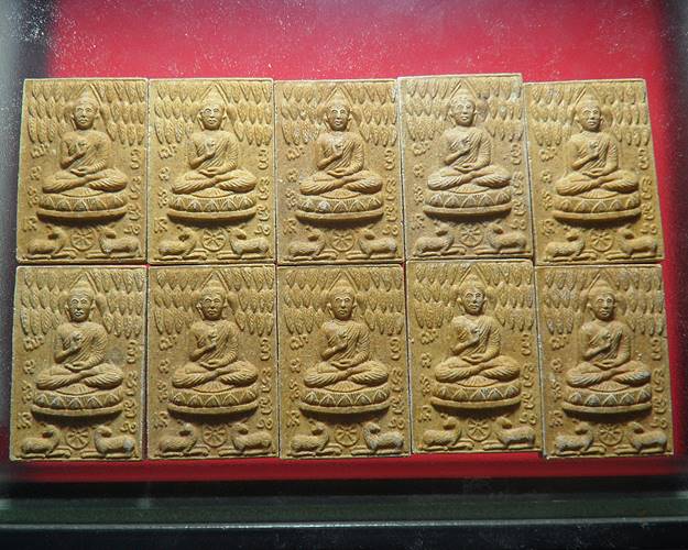 กวางเล็กเนื้อผงไม่เคลือบ หลวงพ่อจรัญ วัดอัมพวัน สิงห์บุรี รุ่นบรรจุพระเจดีย์วัดบางพานชุด10องค์ชุดที2