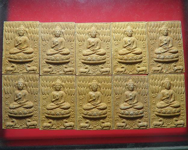 กวางเล็กเนื้อผงไม่เคลือบ หลวงพ่อจรัญ วัดอัมพวัน สิงห์บุรี รุ่นบรรจุพระเจดีย์วัดบางพานชุด10องค์ชุดที3