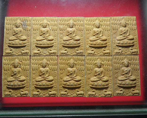 กวางเล็กเนื้อผงไม่เคลือบ หลวงพ่อจรัญ วัดอัมพวัน สิงห์บุรี รุ่นบรรจุพระเจดีย์วัดบางพานชุด10องค์ชุดที4