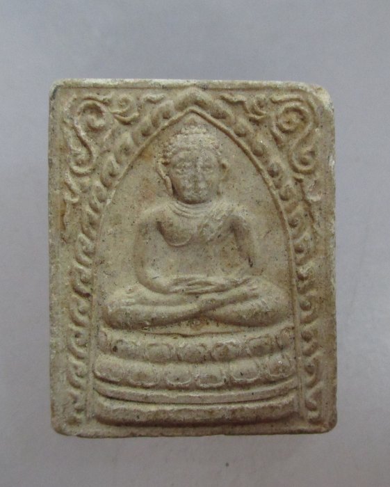 20 บาท พระเนื้อผงพิมพ์พระพุทธ หลังฝังข้าวสารหิน ไม่ทราบที่ครับ