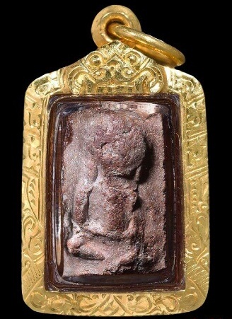 พระกรุนาดูนตัดเดี่ยว พิมพ์เจ้าเงาะ เนื้อดิน จ.มหาสารคาม มีเลี่ยมทอง สภาพดี มีบัตรรับรองความแท้