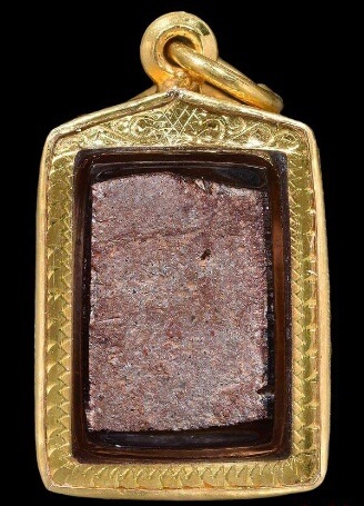 พระกรุนาดูนตัดเดี่ยว พิมพ์เจ้าเงาะ เนื้อดิน จ.มหาสารคาม มีเลี่ยมทอง สภาพดี มีบัตรรับรองความแท้