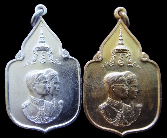 เหรียญในหลวง พระราชินี สมโภชช้างเผือก 3 เชือก เพชรบุรี ปี พ.ศ.2521 กะไหล่ทอง + กะหไหล่เงิน (บล็อคนิย