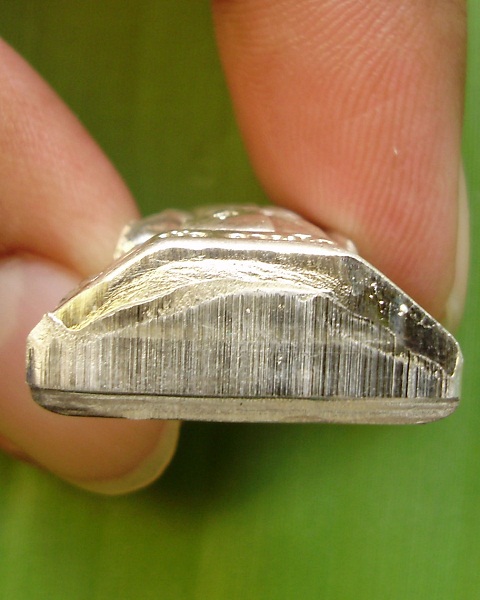 รูปเหมือนปั้ม รุ่นสร้างบารมี หลวงปู่บัว ถามโก วัดศรีบุรพาราม จังหวัดตราด เนื้อเงิน หมายเลข ๒๑๑