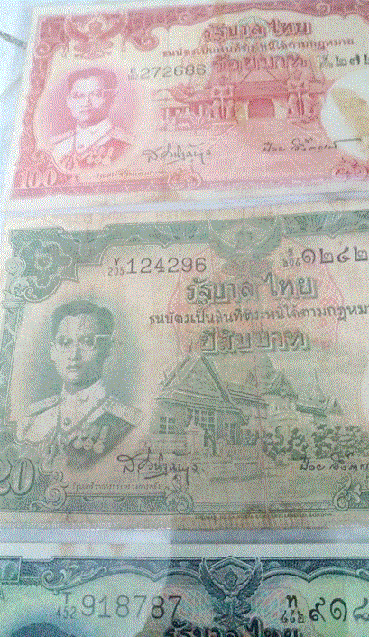 ธนบัตรใบละ 100 บาท แบบโทมัสสภาพใช้ และ1บาท แบบโทมัสสภาพUNC แต่เปื้อนเก่าเก็บ และ20บาทใช้ช้ำเคาะเดียว
